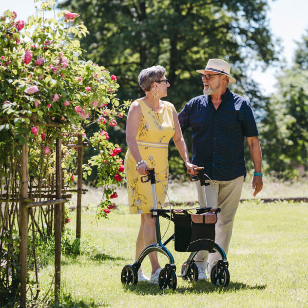 Ehepaar mit SALJOL Carbon Rollator im Garten