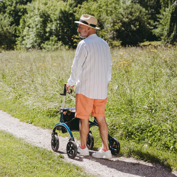 Mann mit SALJOL Carbon Rollator beim Spaziergang