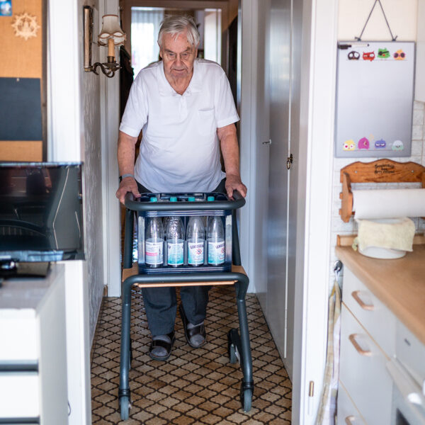Transport von Getränkekisten mit dem Wohnraumrollator mit Fussbremse von SALJOL,ch Anwendung in der Küche